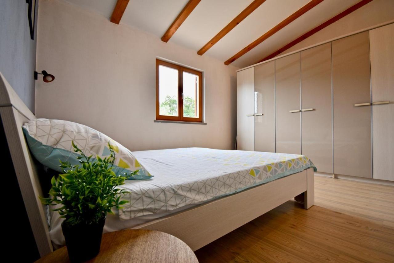Relaxing Holiday House With Terrace Sea View Medulin Bagian luar foto