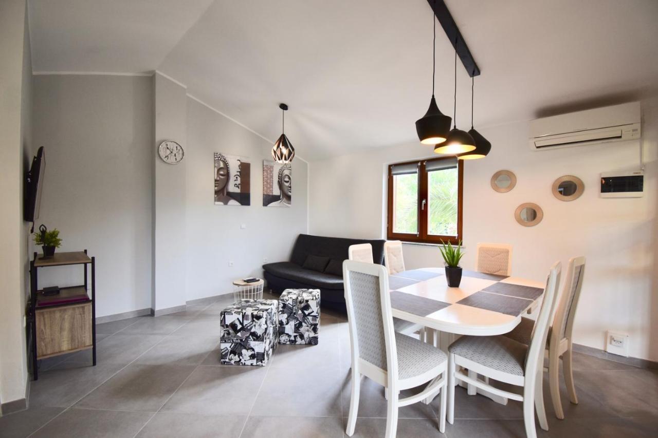 Relaxing Holiday House With Terrace Sea View Medulin Bagian luar foto