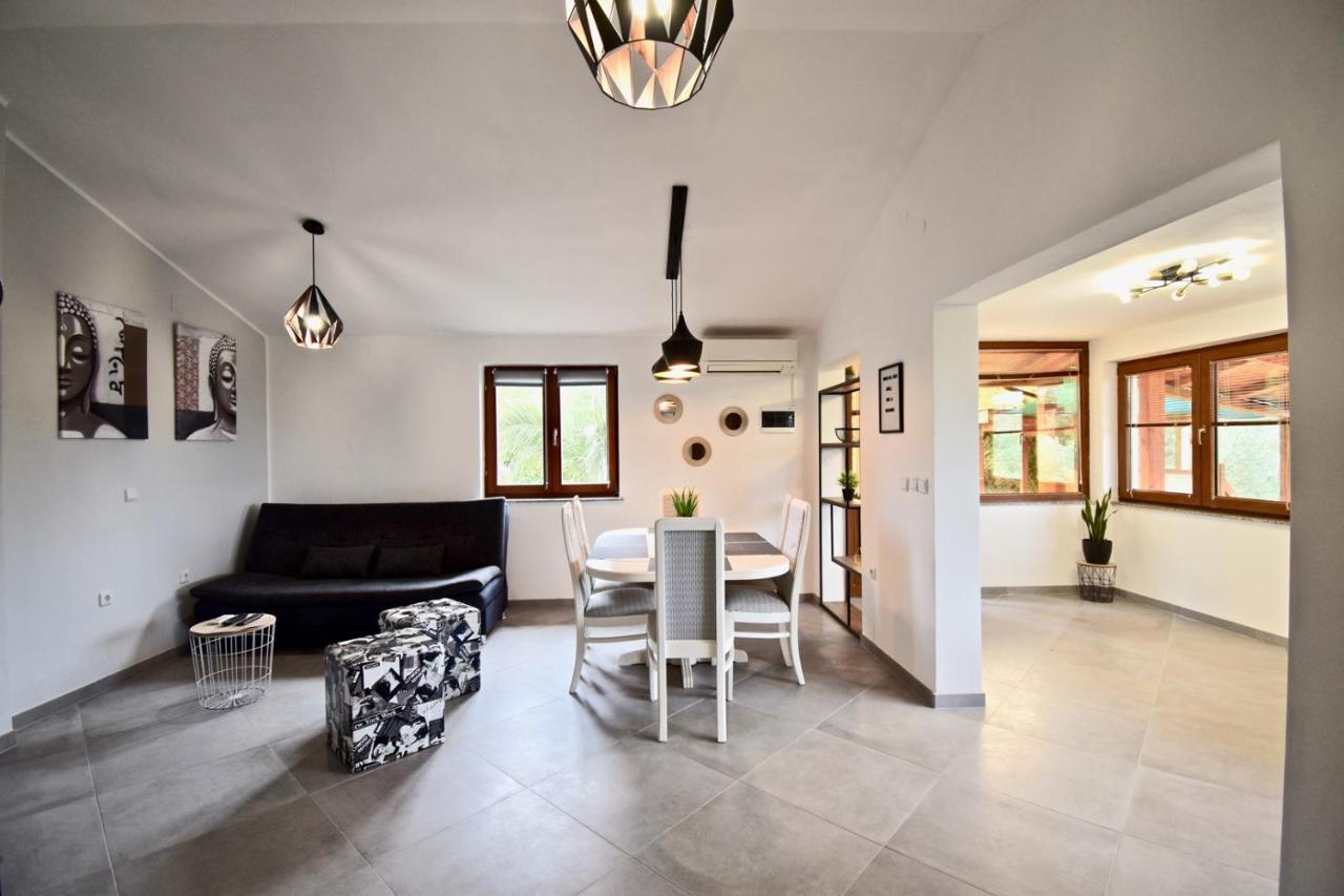 Relaxing Holiday House With Terrace Sea View Medulin Bagian luar foto