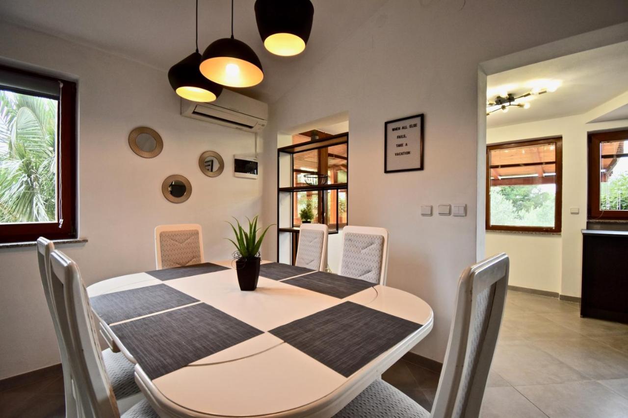 Relaxing Holiday House With Terrace Sea View Medulin Bagian luar foto